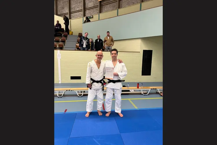 Beentjes Judo Sport judoka Machiel Jansen slaagt voor zwarte band