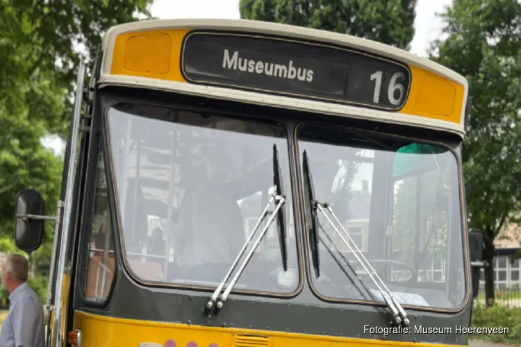 Rit met een oldtimerbus door Z.O.-Friesland