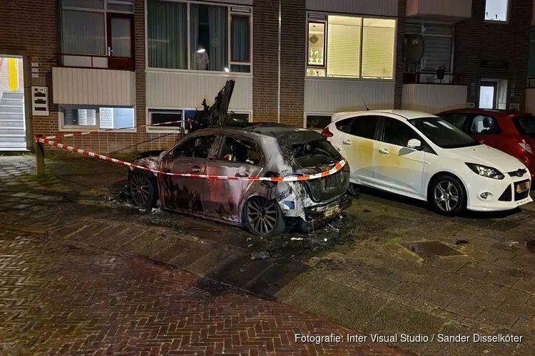 Auto door brand verwoest aan Gijsbrechtstraat