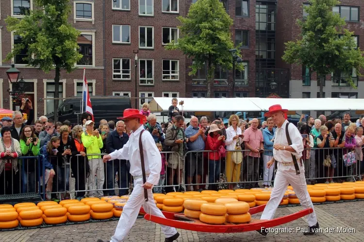 Adrie Rotteveel van Alkmaar Pride luidt de bel op de kaasmarkt