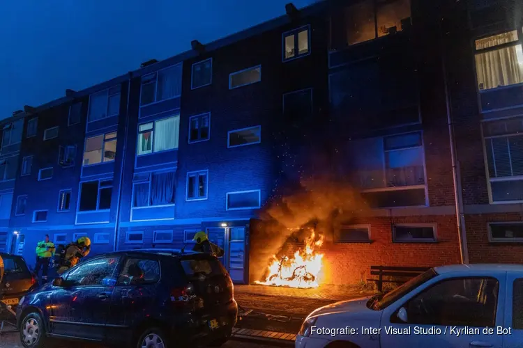 Scooter in brand aan Gloriantstraat: ontruimingen en flinke schade