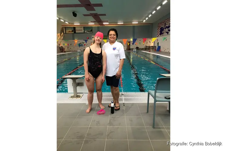 Alkmaarse Kim Visser zwemt naar de Special Olympics