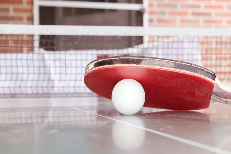 Creëer een sportieve buitenruimte met een betonnen pingpongtafel