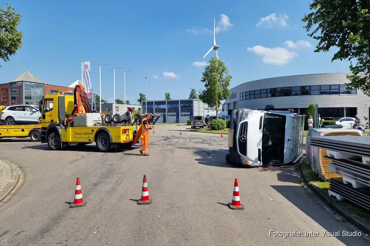 Veel schade en automobilist naar het ziekenhuis na aanrijding Alkmaar