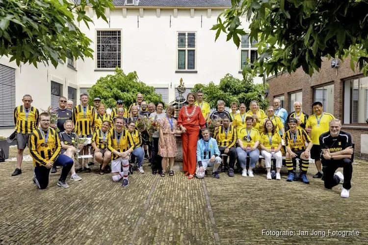 Sporthelden van G-teams SV Koedijk en de Alkmaarse Kim Visser gehuldigd om prestaties tijdens de Special Olympics