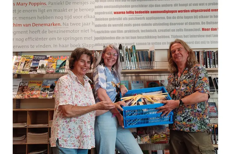 Donatie boeken aan bibliotheek De Rijp door museum en oudheidkundige vereniging