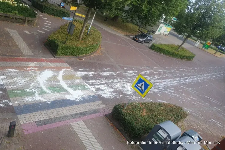 Wederom bekladding van regenboogzebrapad in Heiloo