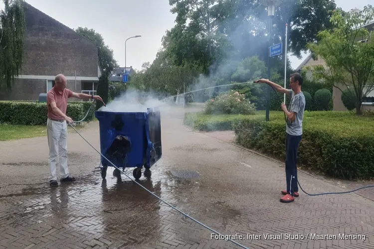 Buurtbewoners trekken brandende container op tijd weg in Heiloo