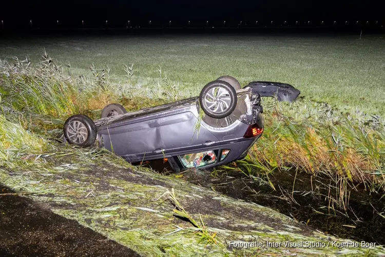 Auto op de kop in de sloot in Heiloo