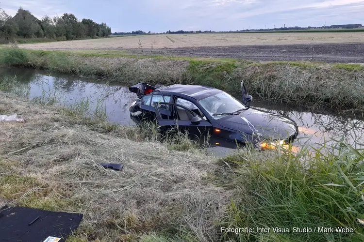 Auto te water gereden in Oterleek