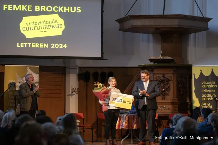 Schrijver Femke Brockhus ontvangt de Victoriefonds Cultuurprijs Letteren 2024