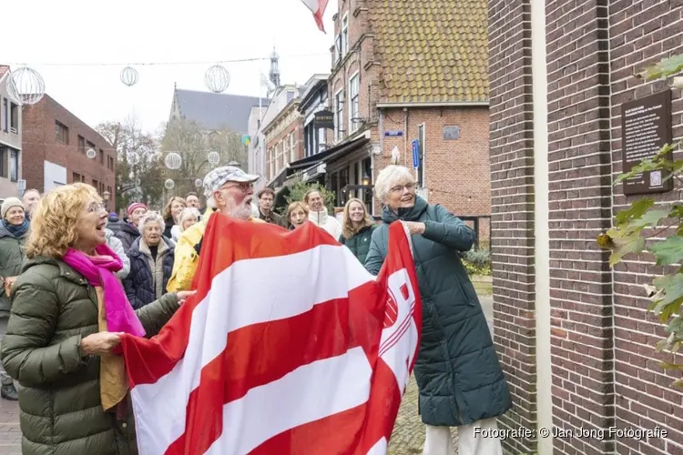 Bewoners hofje Paling en Van Foreest blij met nieuw gevelbord