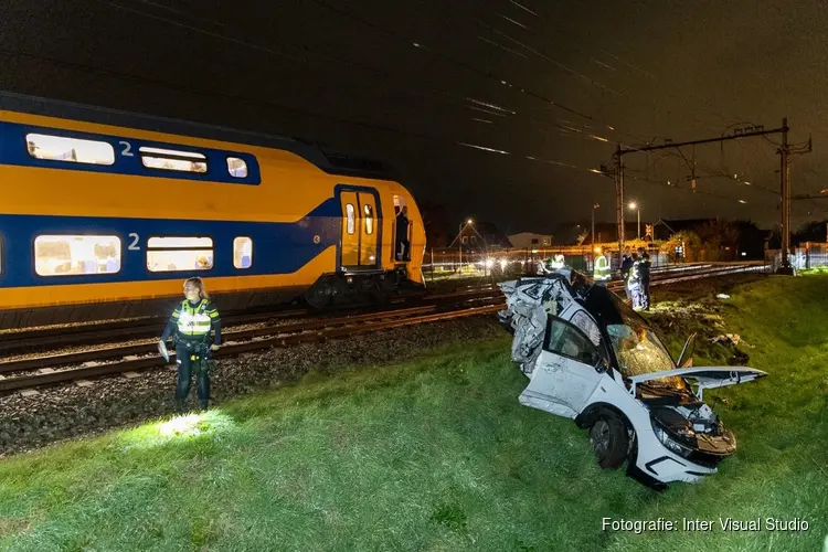 Auto door trein aangereden bij Limmen, inzittenden komen met schrik vrij