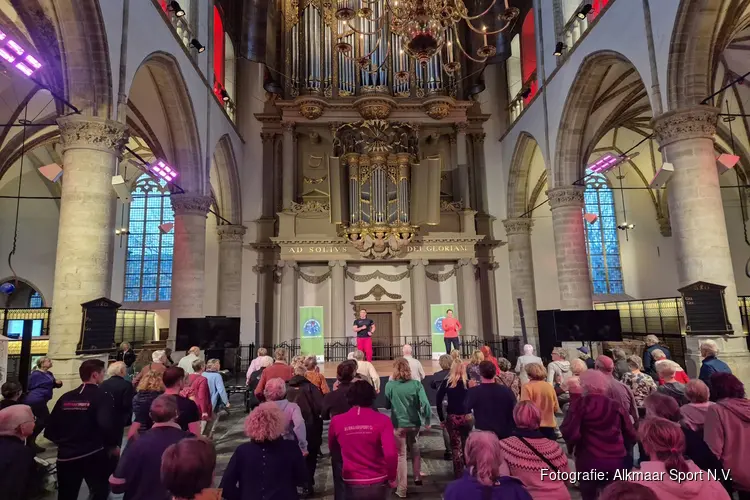 Vitaliteitsmarkt XXL in Grote Kerk ondanks slechte weer druk bezocht door senioren