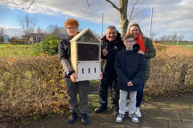 Insectenhotel van leerlingen Jan Arentz College krijgt bijzondere plek bij Golf & Padel Sluispolder