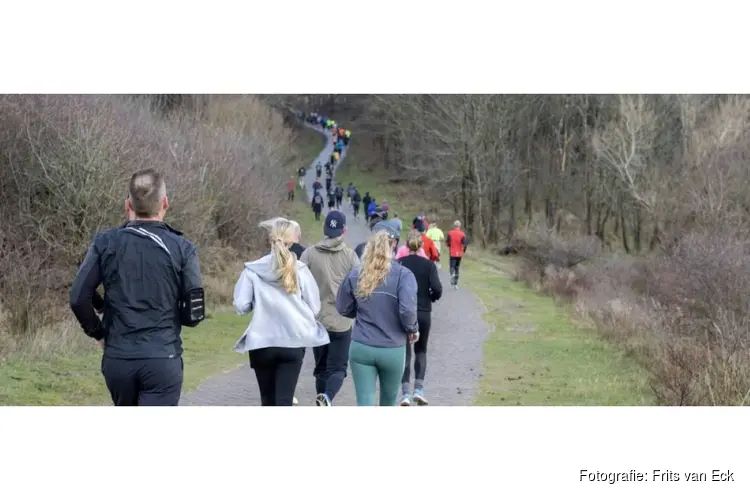 1.000 hardlopers trotseren heuvels en wind tijdens Pre-Run NN Egmond Halve Marathon