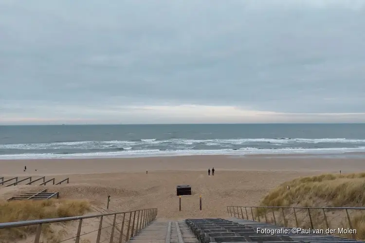 Pakketten aangespoeld op strand van Bergen en Egmond