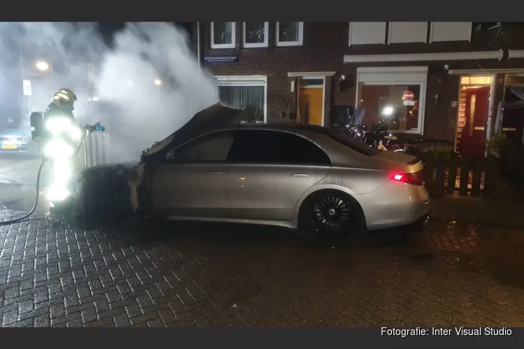 Peperdure Mercedes in brand op Cornelis Evertsenplein