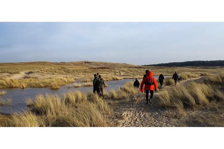 Jutten en wandelen in Bergen aan Zee op 16 februari