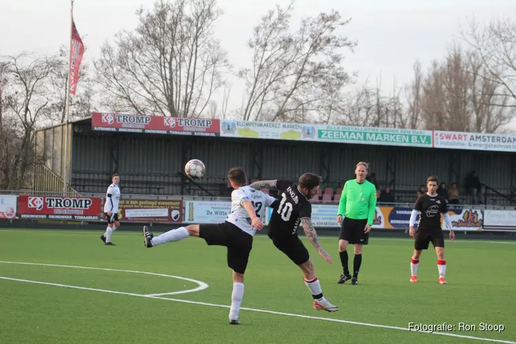 Alcmaria Victrix (zat.) na rust onderuit in Marken