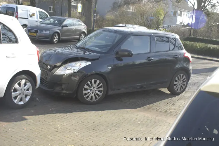 Automobiliste rijdt tegen geparkeerde auto aan in Heiloo