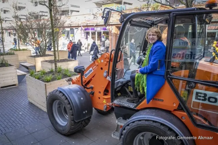 Wandelend Bos in winkelcentrum De Mare