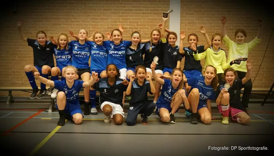 Eerste dag Futsal Cup: Pernis MO12 en DIA Meidenacademie 1 pakken de prijzen.