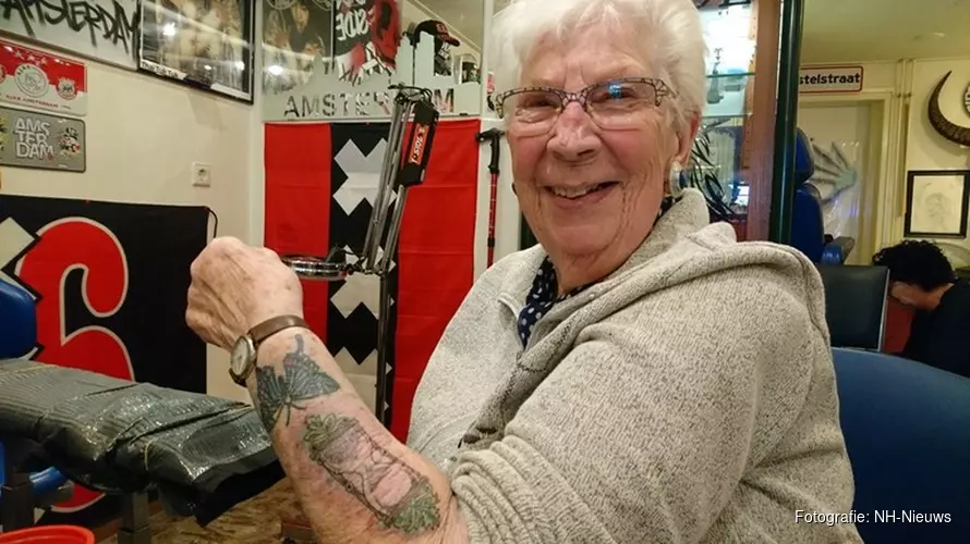Oma Truus laat op 90-jarige leeftijd tatoeage zetten: "Volgende keer een doodskistje"