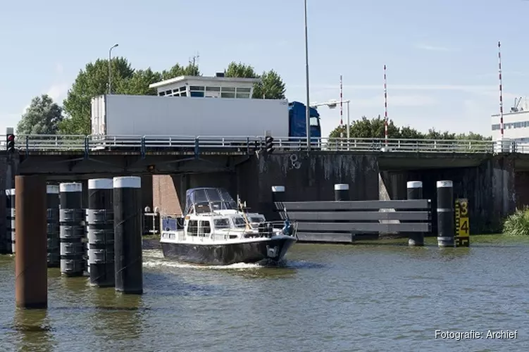 Gele belijning Leeghwaterbrug opgefrist