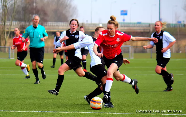 Vrouwen Alcmaria Victrix pakken strohalm in derby